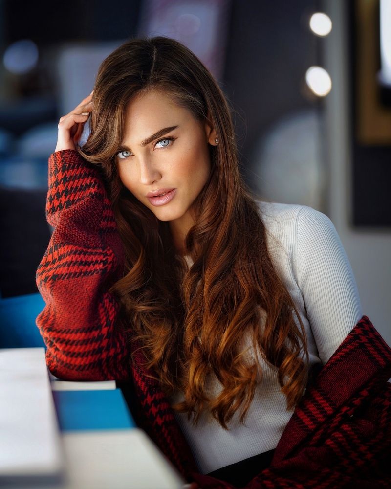 Девушка в магазине светильников