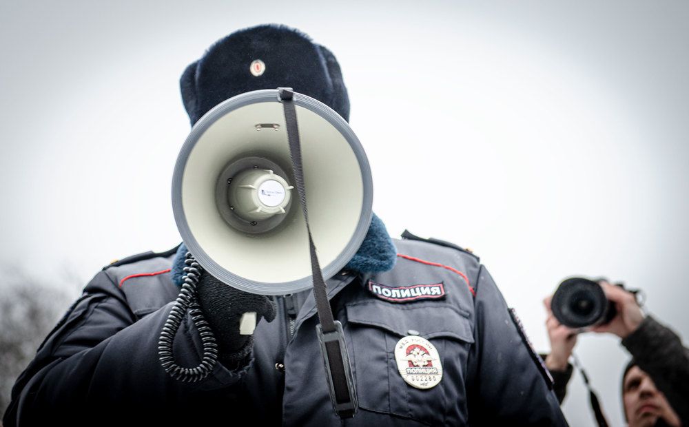 На митинге.