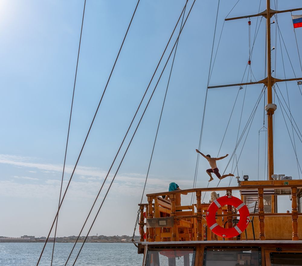 Прыжок в воду. Jump into the water.