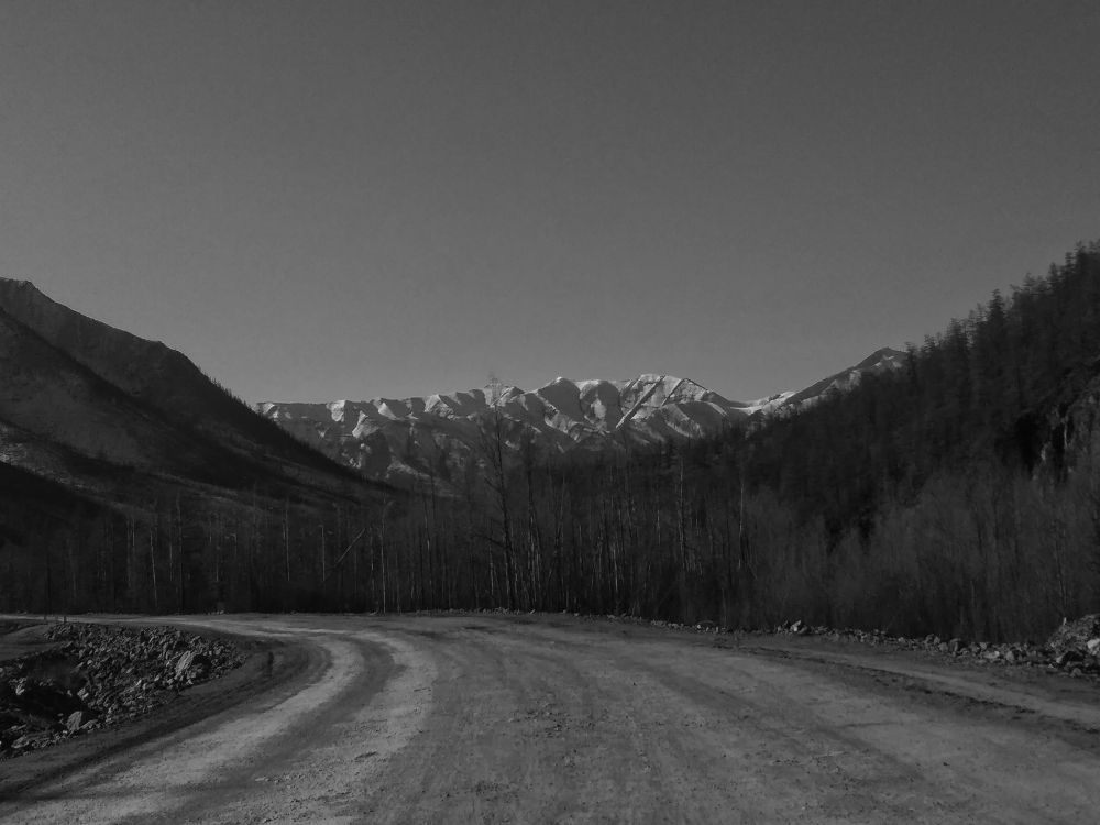 Первый снег на горах.