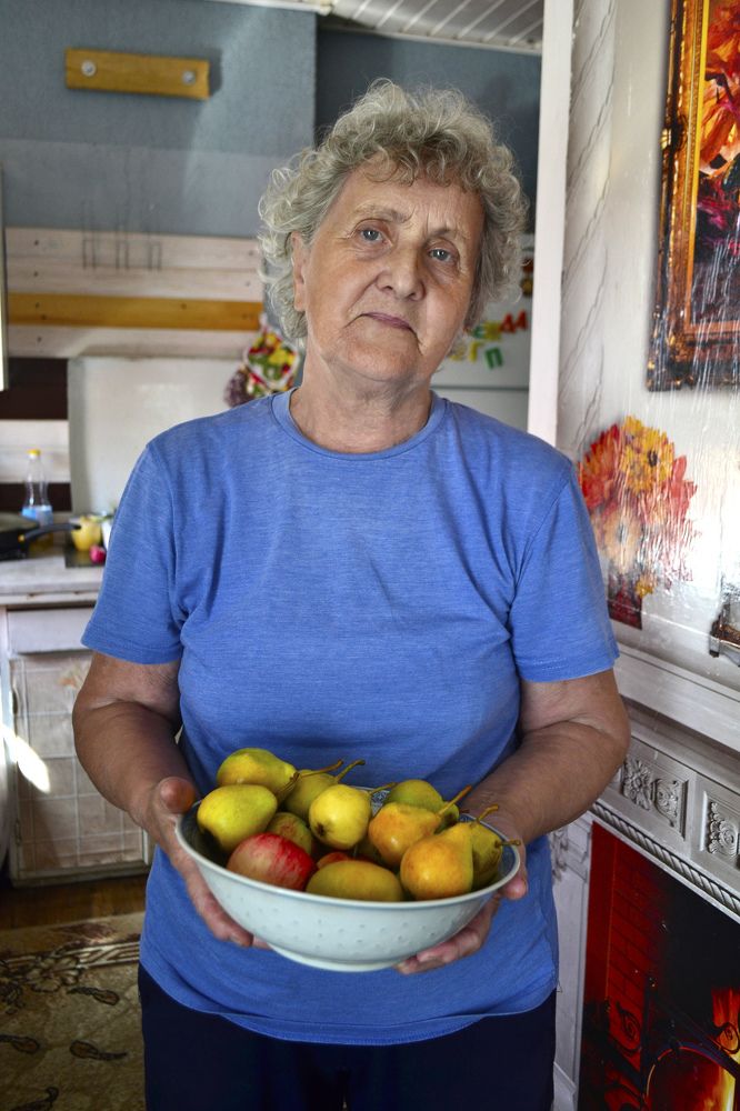 Бабушка с грушами