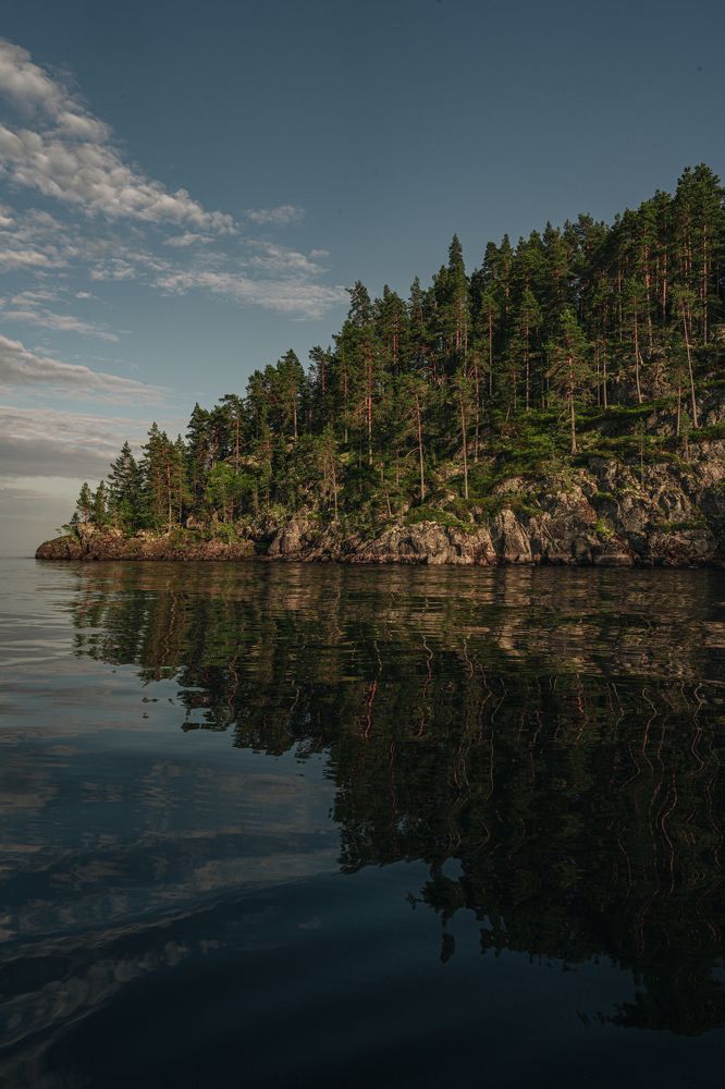 Ладожские шхеры в отражении прекрасного озера