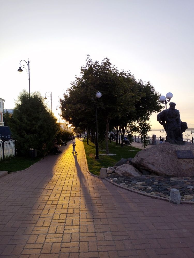 На закате у бурлака.