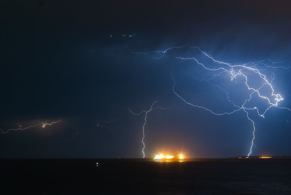 НЛО и молнии