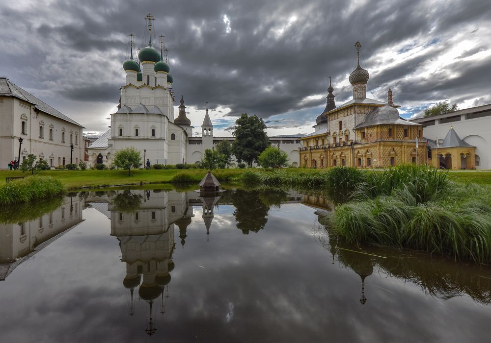 Перевернутые купола в воде.