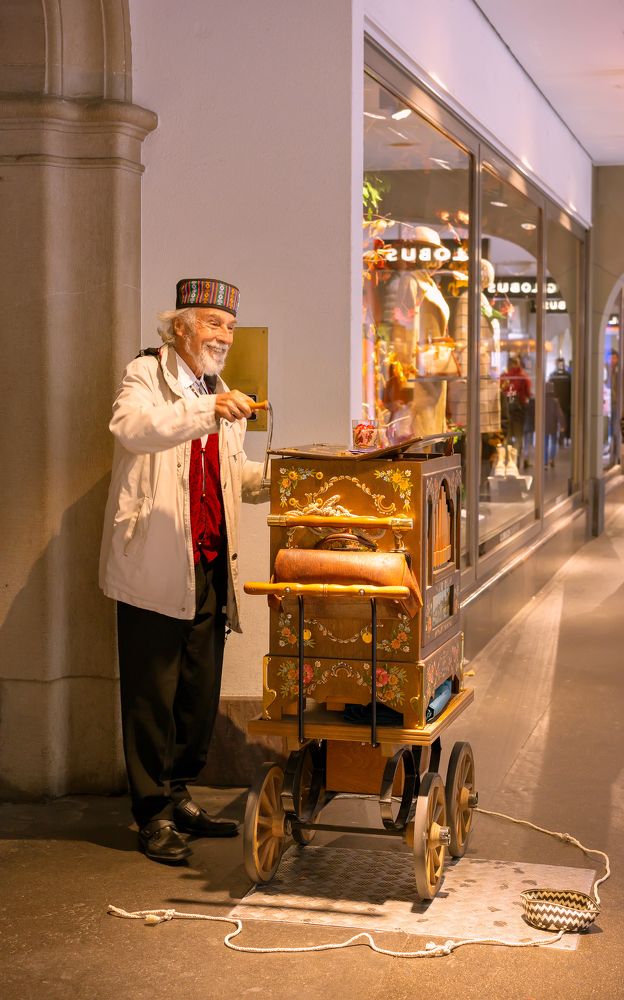 Неизвестный музыкант. Unknown musician.