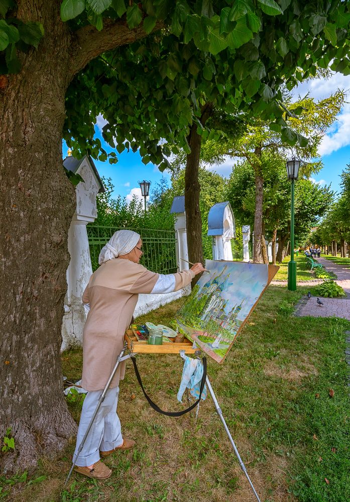 Художница за работой. The artist at work.
