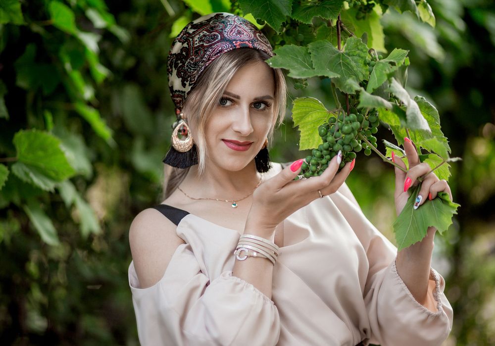 Девушка с виноградом