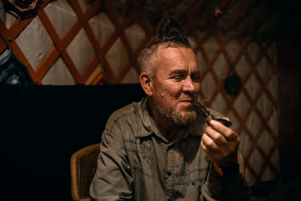 Юрта. Ночь. Махорка. Трубка.