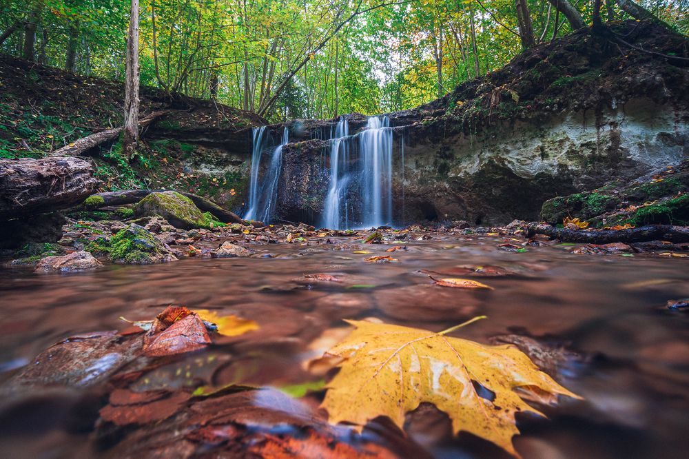 Осенний водопад