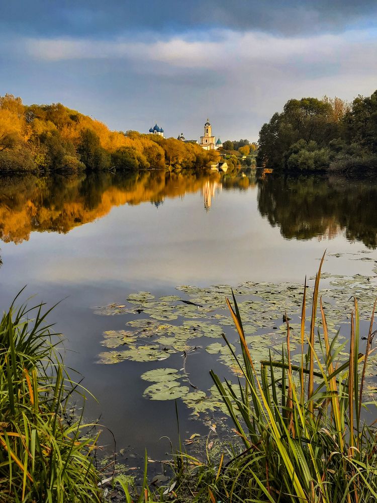 Река Нара и Высоцкий монастырь в городе Серпухов.