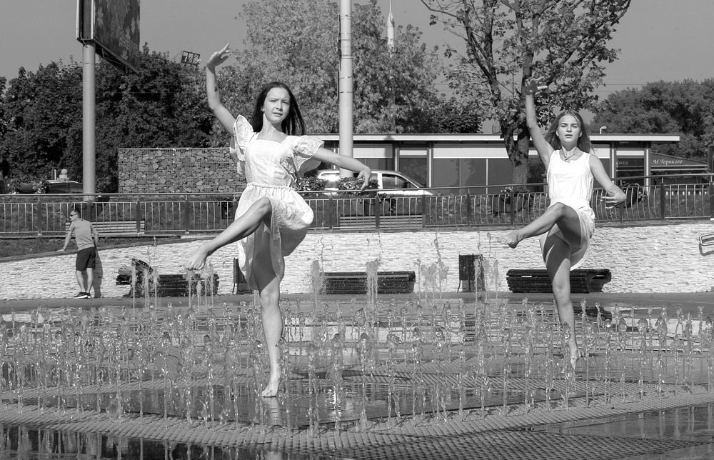 модели в фонтане