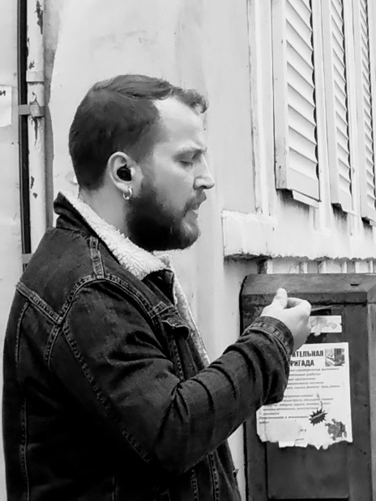 Мужчина с сигаретой.