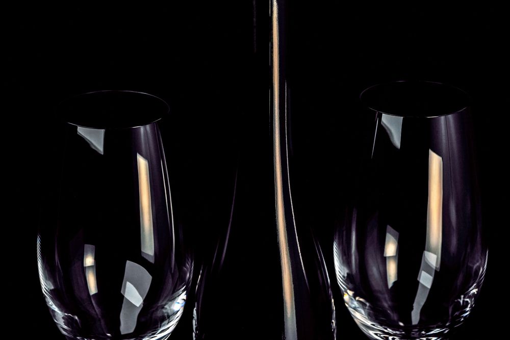 Бутылка вина и бокалы