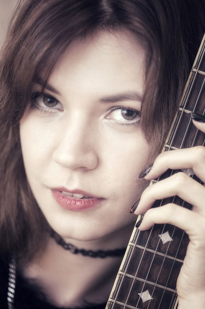 Девушка с гитарой