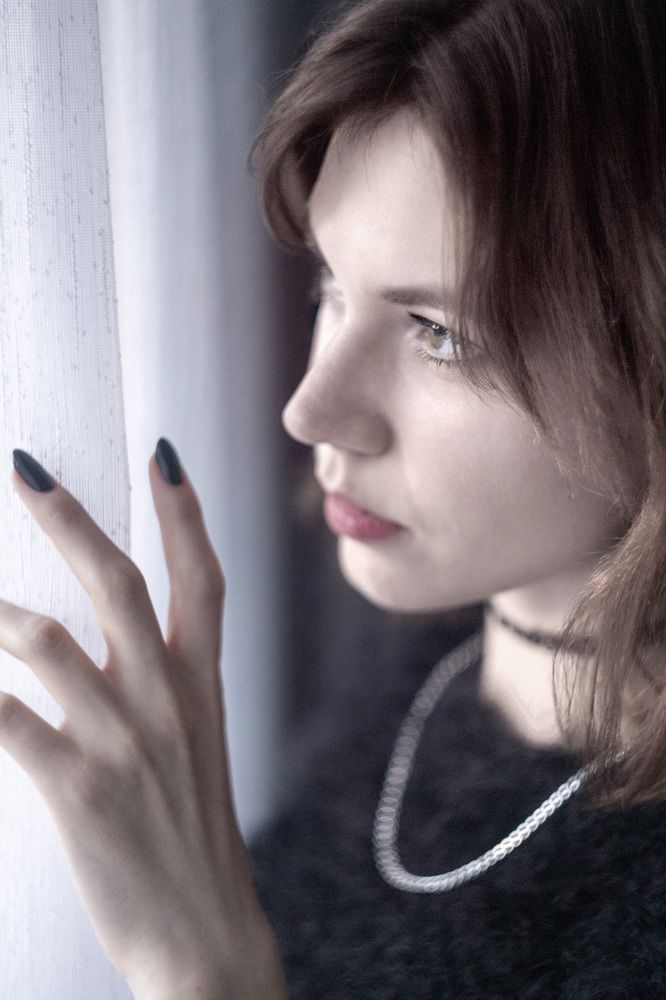 Девушка у окна