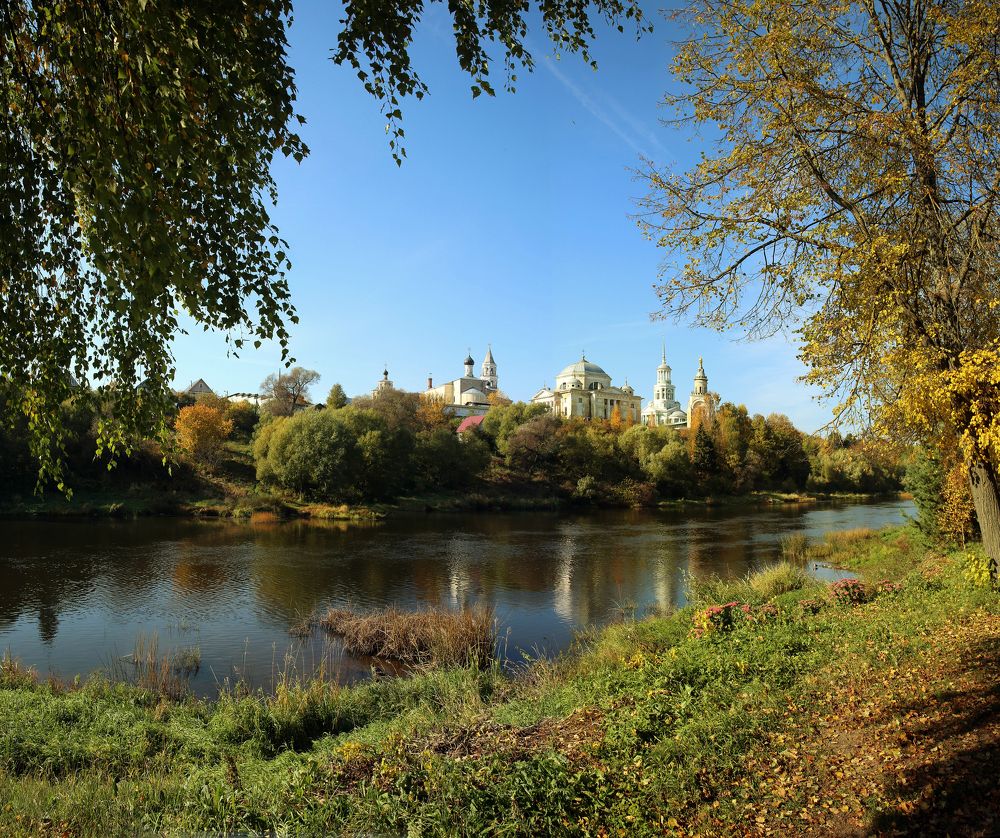 г. Торжок. Вид на Борисоглебский монастырь с берега реки Тверцы.