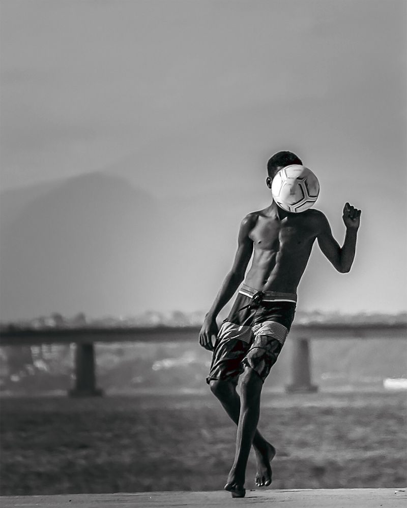 SÓ UMA PARTIDA DE FUTEBOL