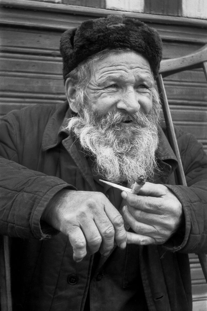 Дед с самокруткой