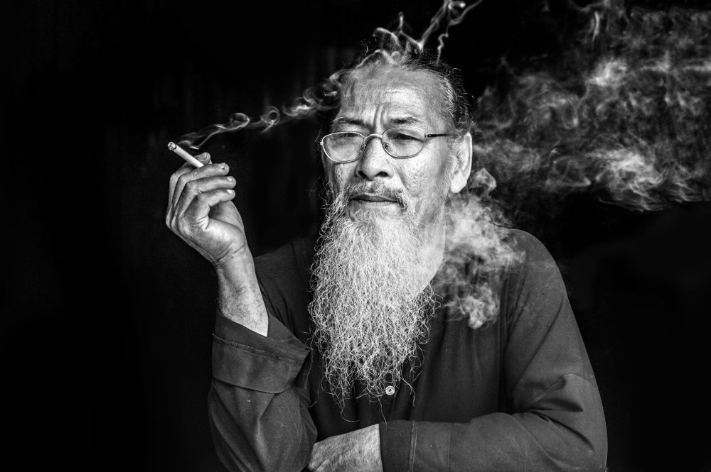 TRẦM NGÂM BÊN KHÓI THUỐC