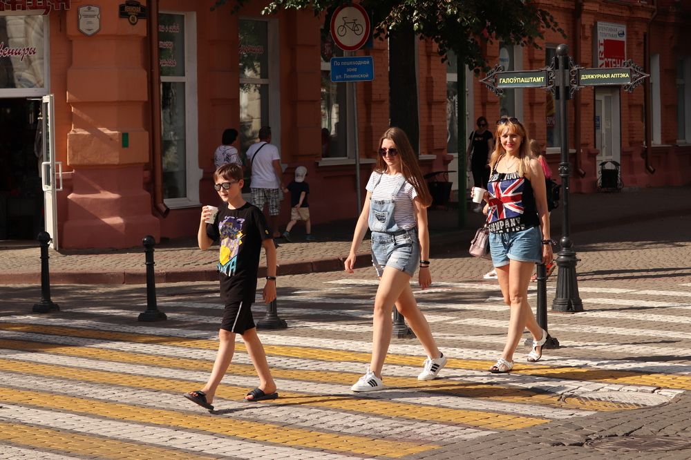 За маленьким мужчиной девушкам увереннее идти!