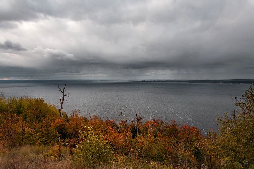 Белеет парус одинокий
