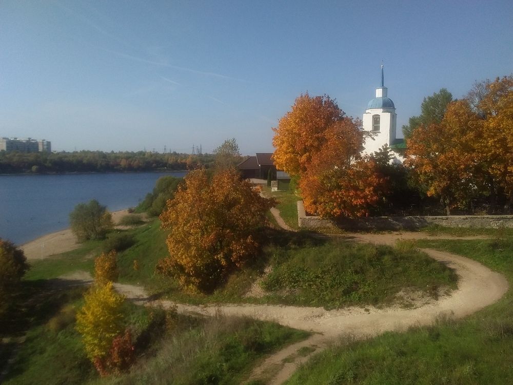 Церковь Петра и Павла среди осенней листвы