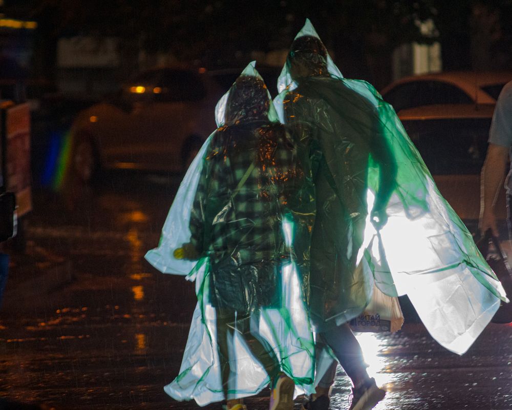 "...Под неоновым дождем..."