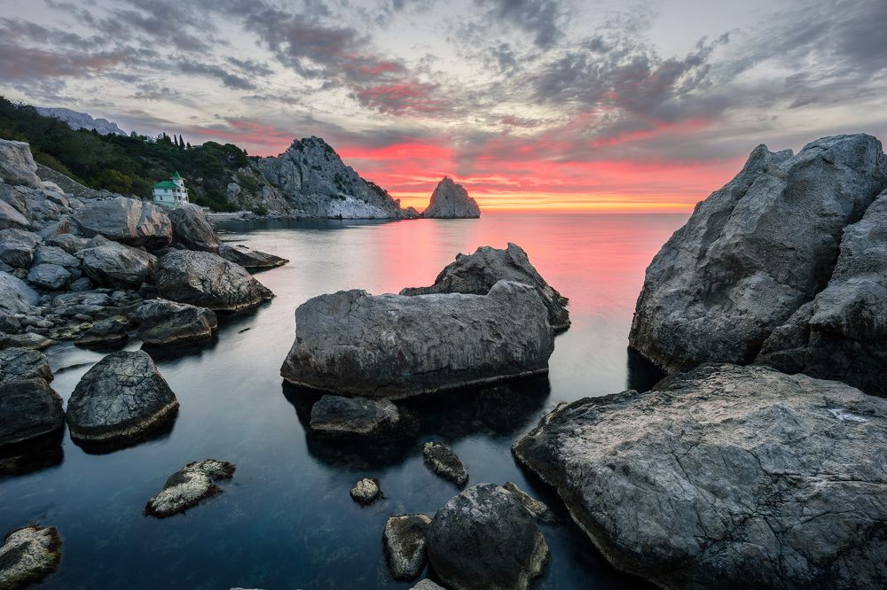 Домик с зелёной крышей