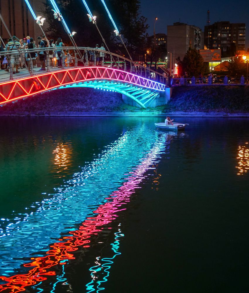 Проплывая над неоновыми огнями