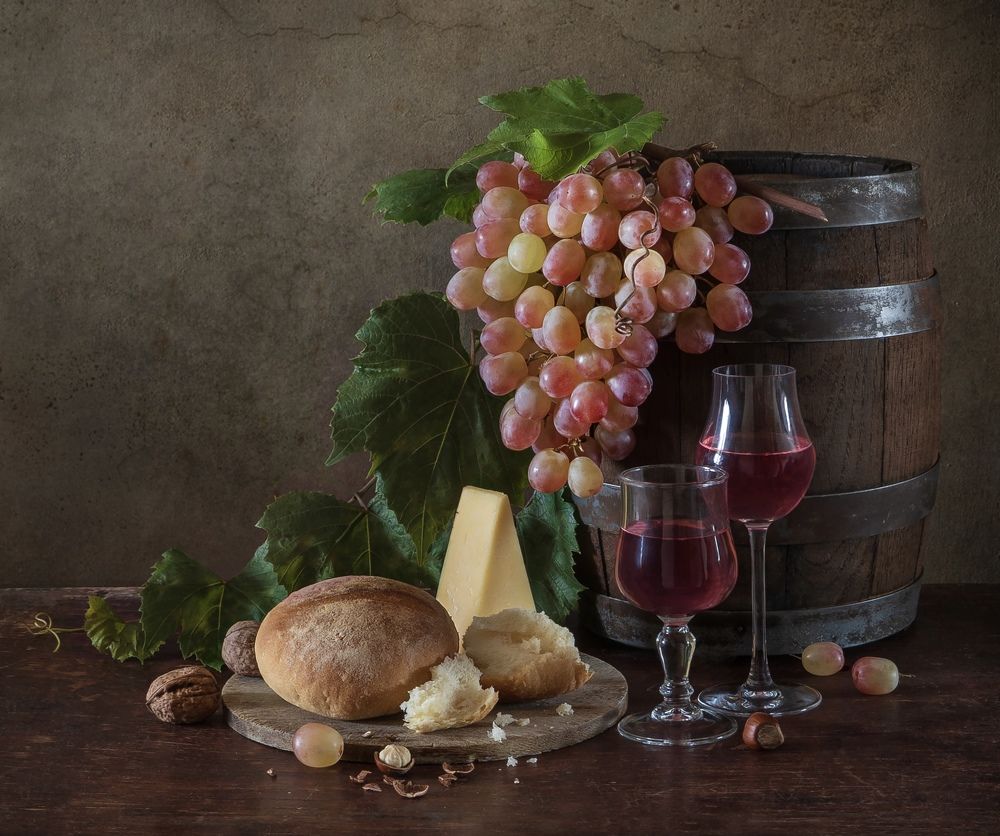 С вином и хлебом.