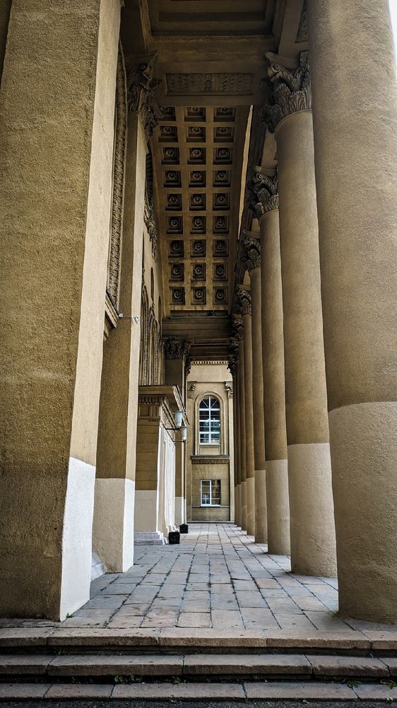 Пролетая между колоннами