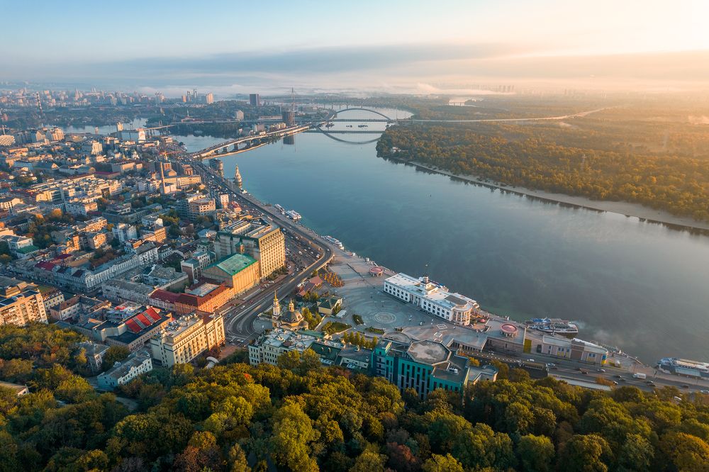 Холодное осеннее утро над Подолом в Киеве