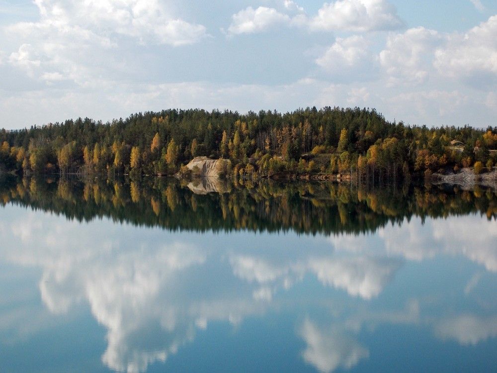 На затопленном карьере