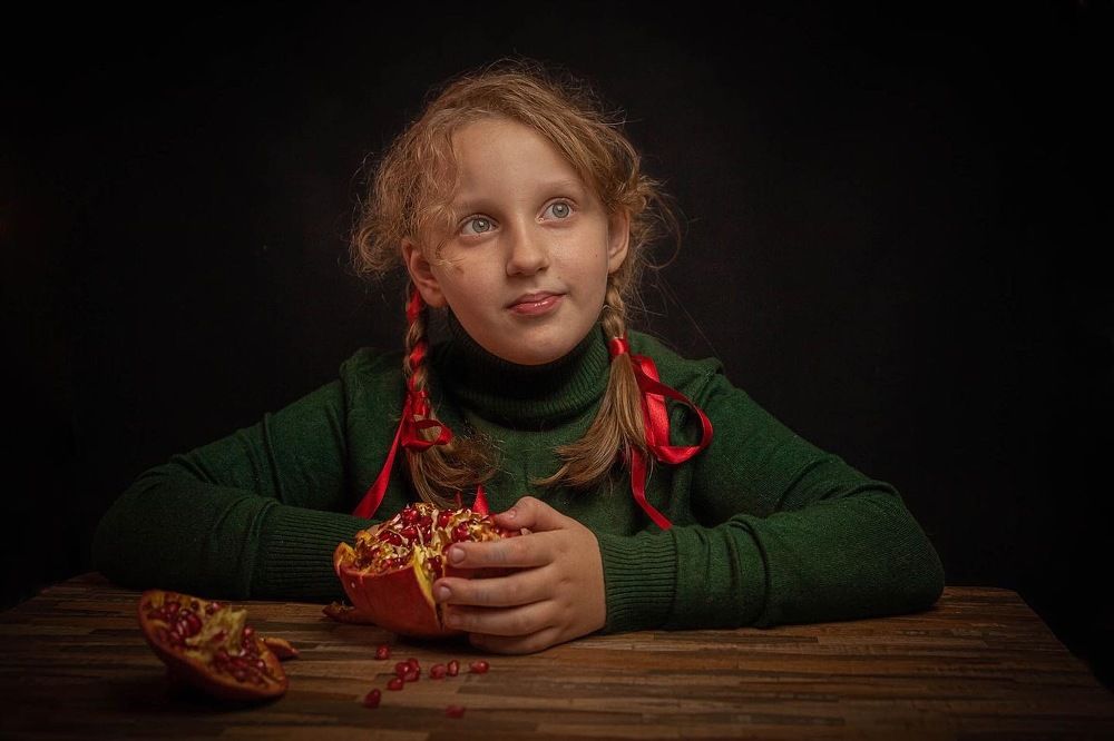 Девочка и дары осени.