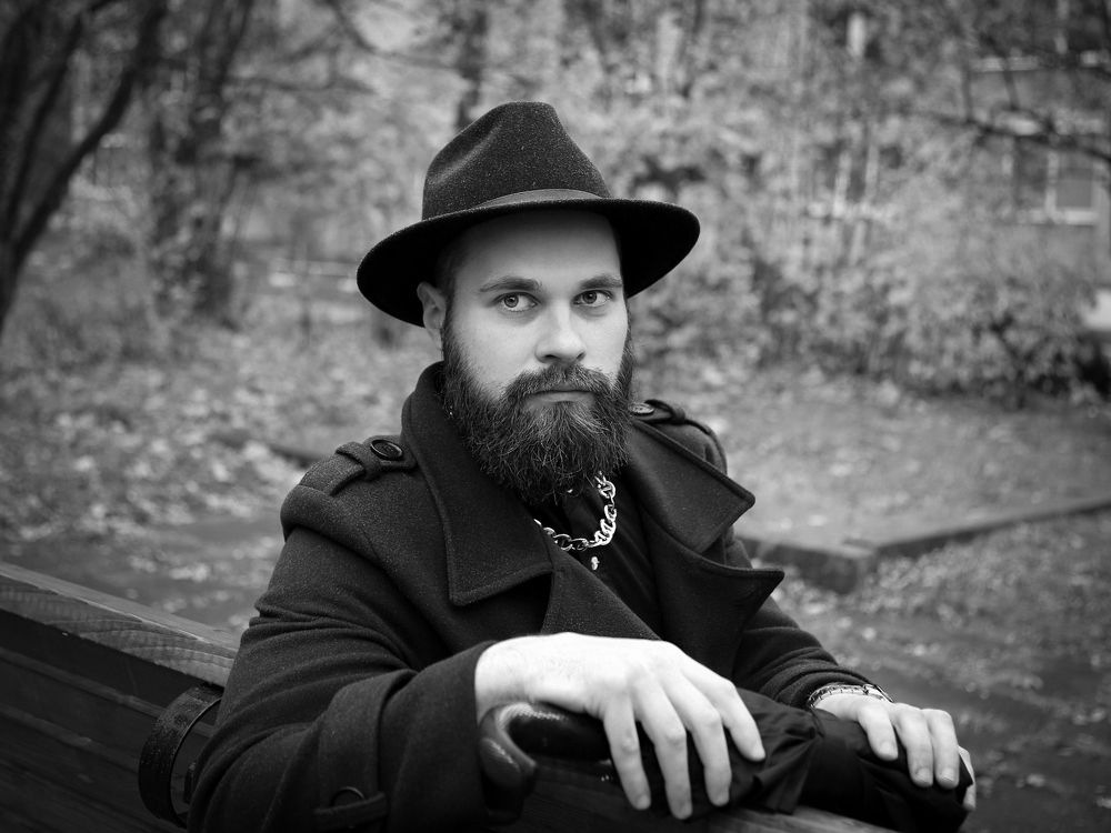 Отцвели уж давно хризантемы в саду.