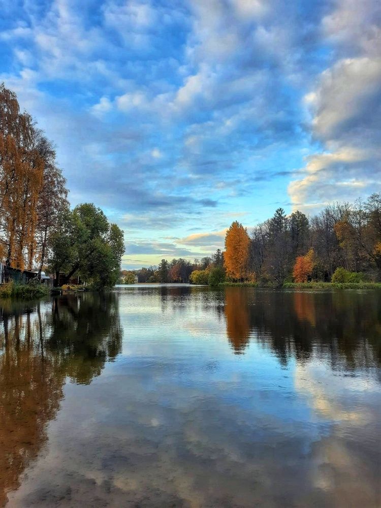 Осенний вечер у воды.
