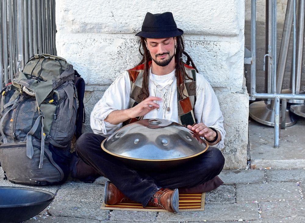 Уличный музыкант