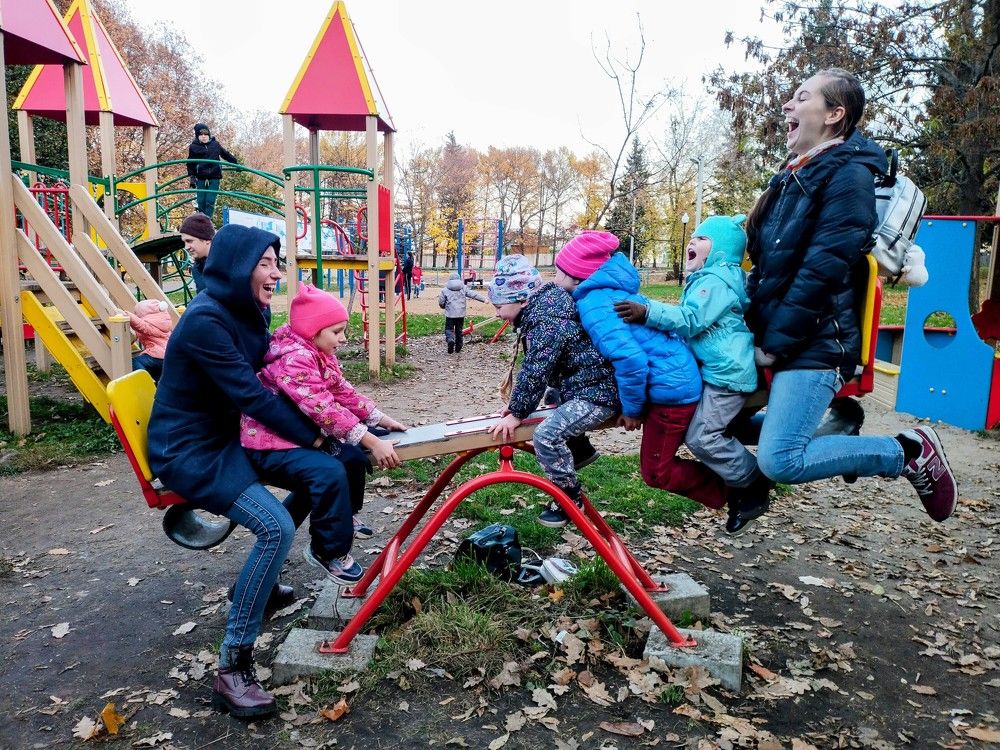 На качелях...