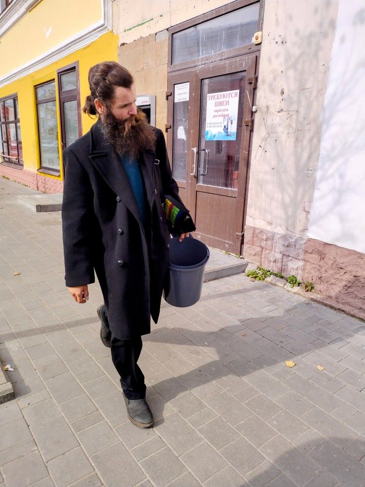 С бородой в пальто.