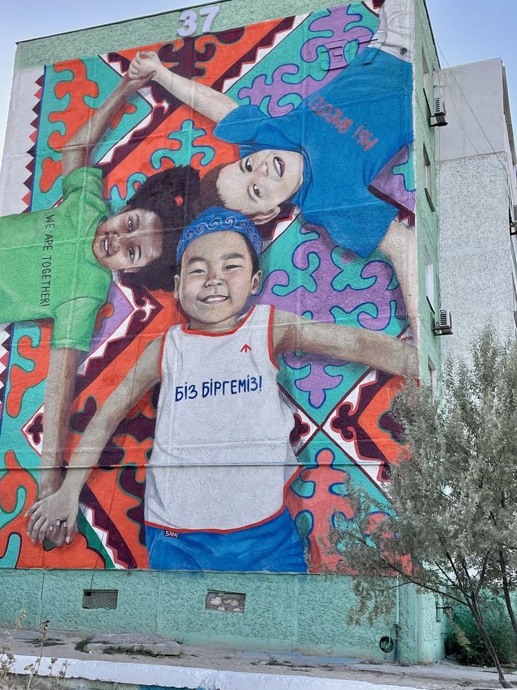 Улыбки украшают мир (не только стены)! Smiles adorn the world (not just the walls)!