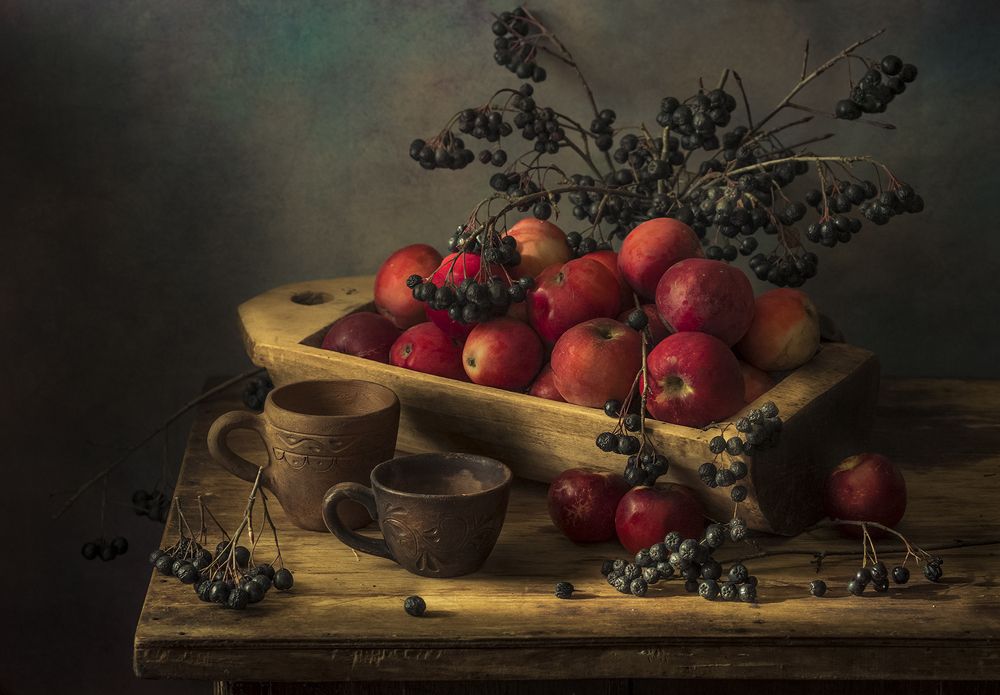 С чёрной рябиной и яблоками