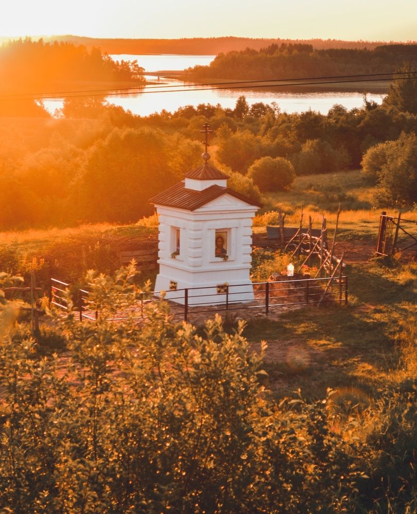 Утренняя картинка часовни на источнике Флора и Лавра