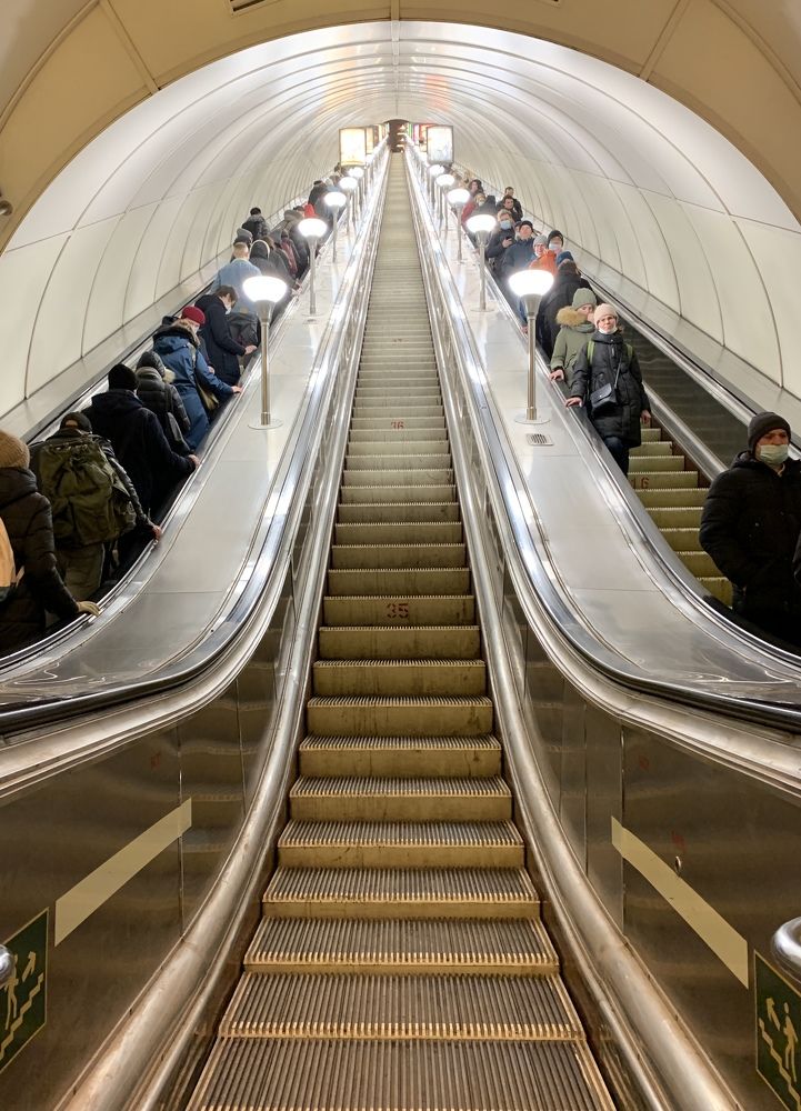 Симметричное движение вверх и вниз.