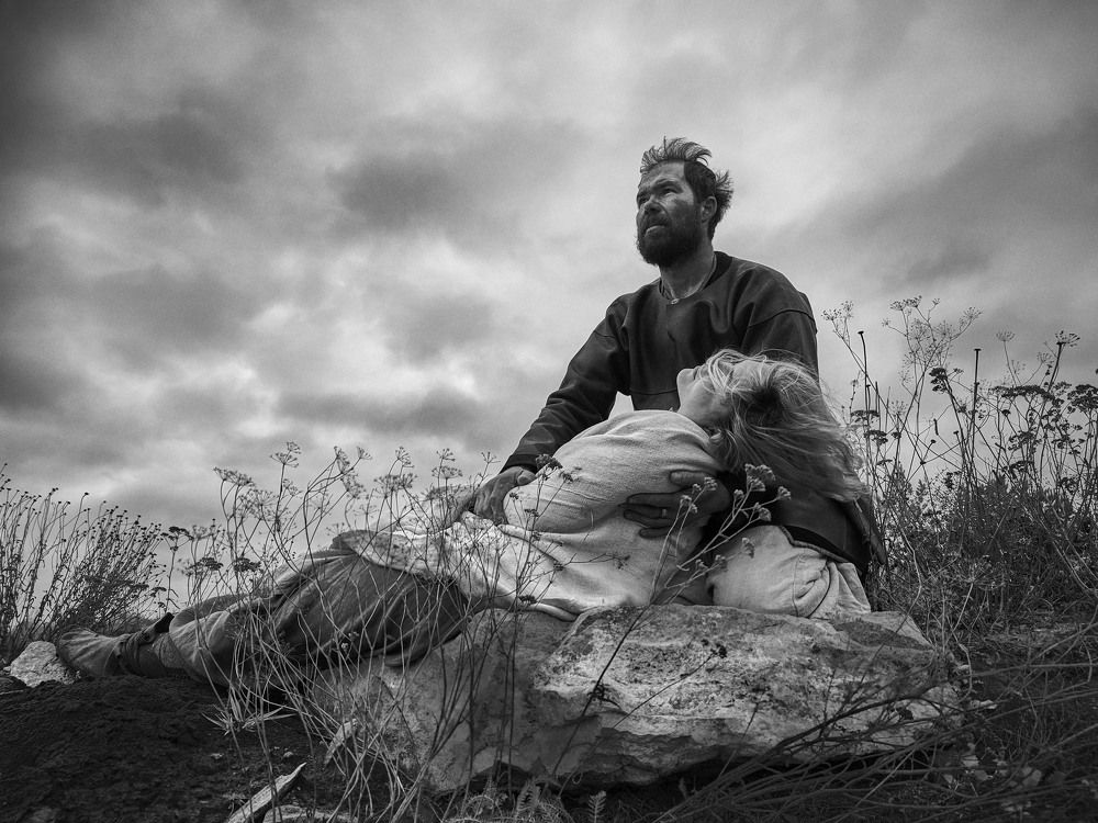 Под тяжелыми тучами