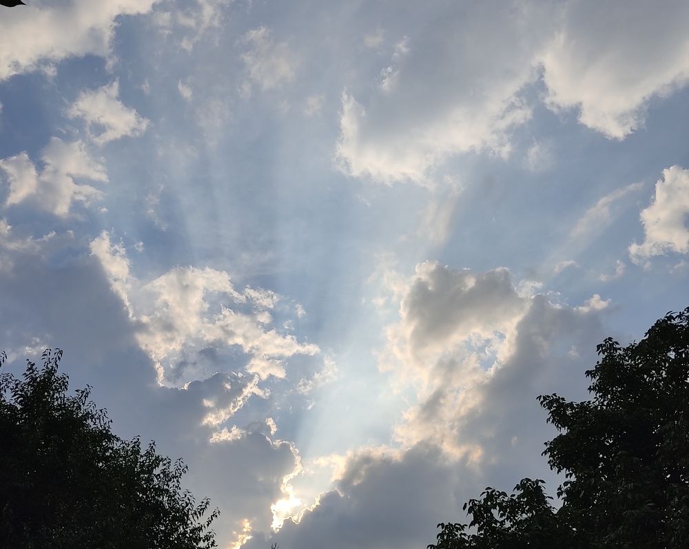 Небесные лучи в небе.