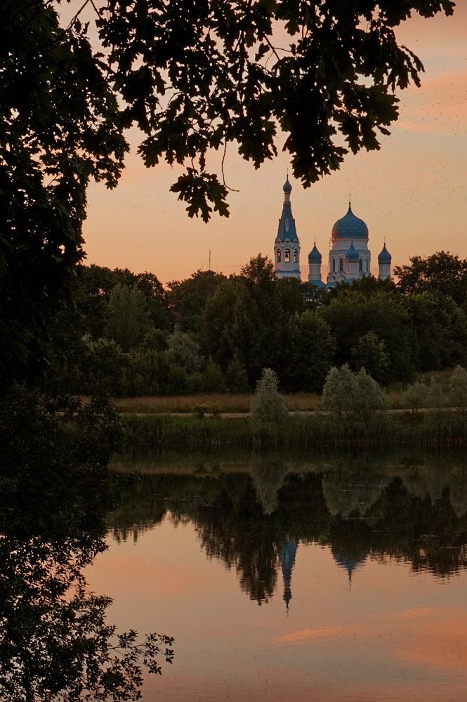над вечерним покоем