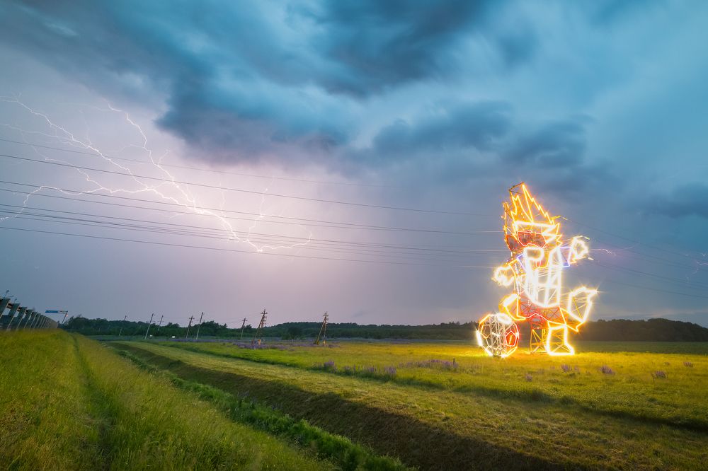 Мощный удар...