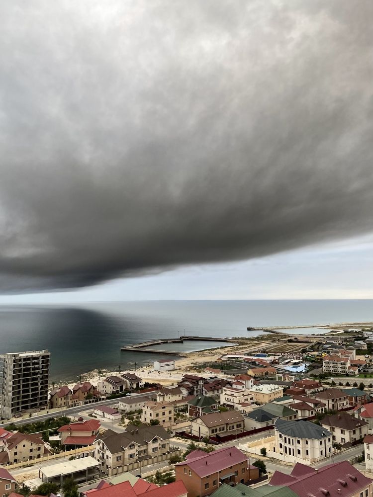 Море накрывает пыльная буря. A dust storm covers the sea.