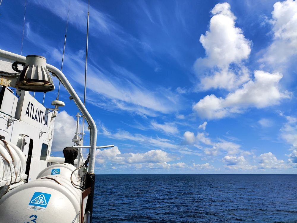 За горизонт